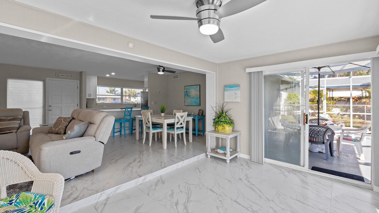 Photo of Livingroom in Yacht Club