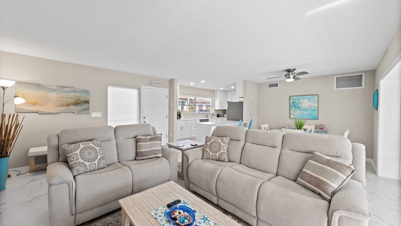 Photo of Livingroom in Yacht Club