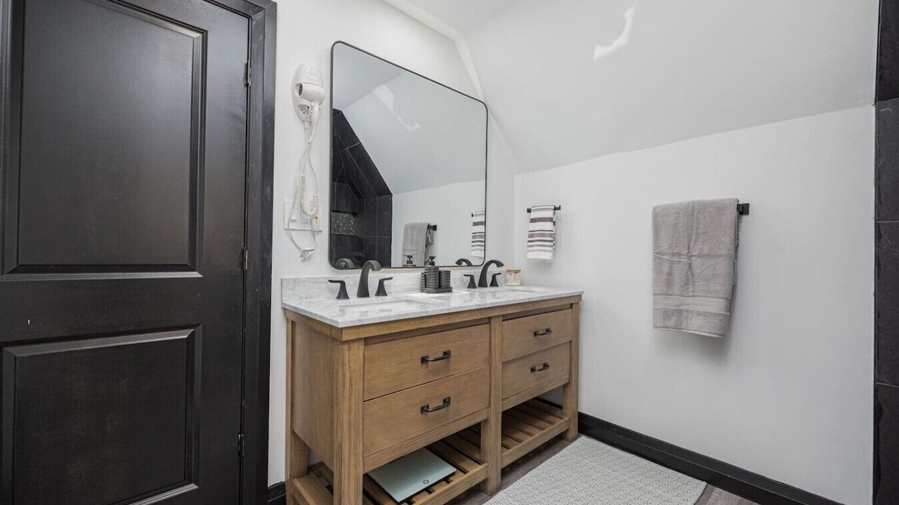 Photo of Bathroom in Downtown Columbus