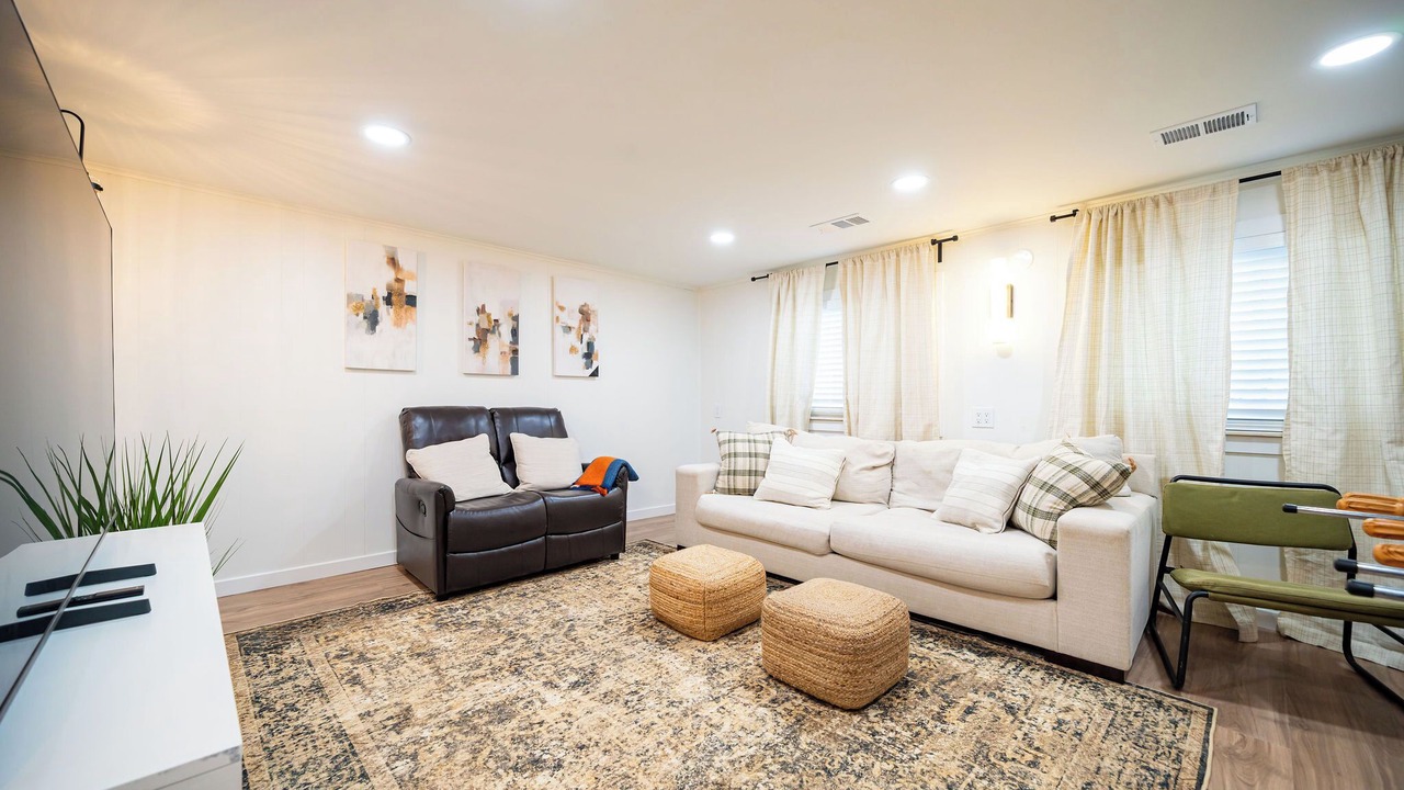 Photo of Livingroom in Summit Station