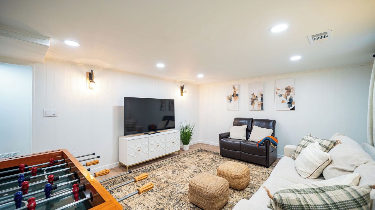 Photo of Livingroom in Summit Station