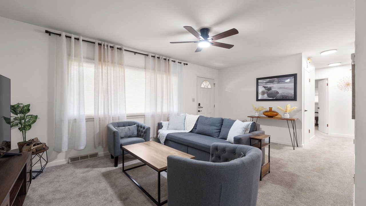 Photo of Livingroom in Summit Station