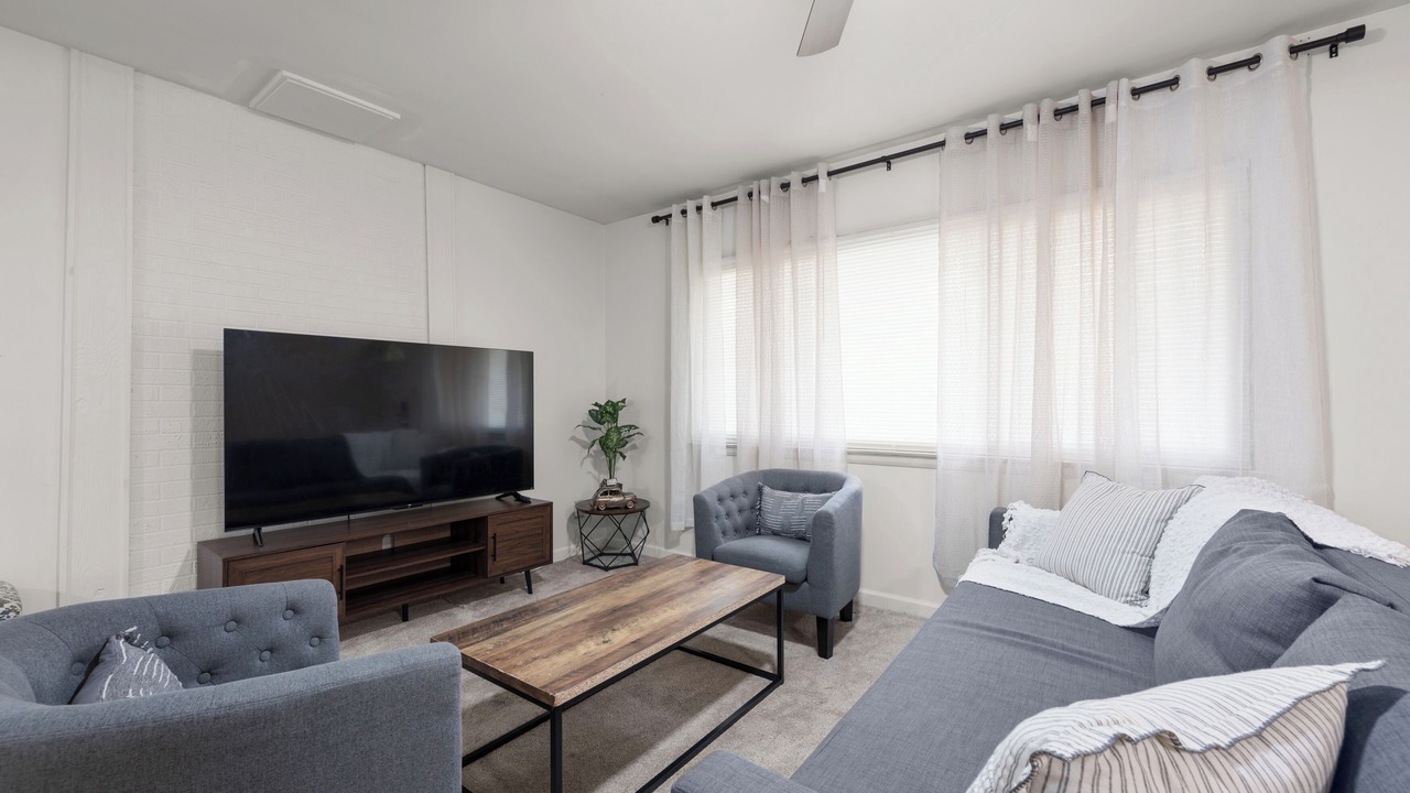 Photo of Livingroom in Summit Station