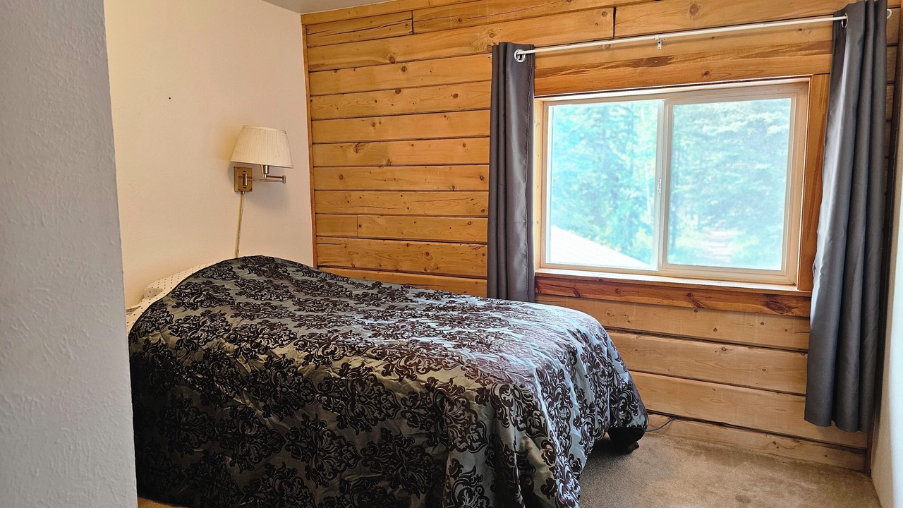 Photo of Bedroom in Kenny Lake