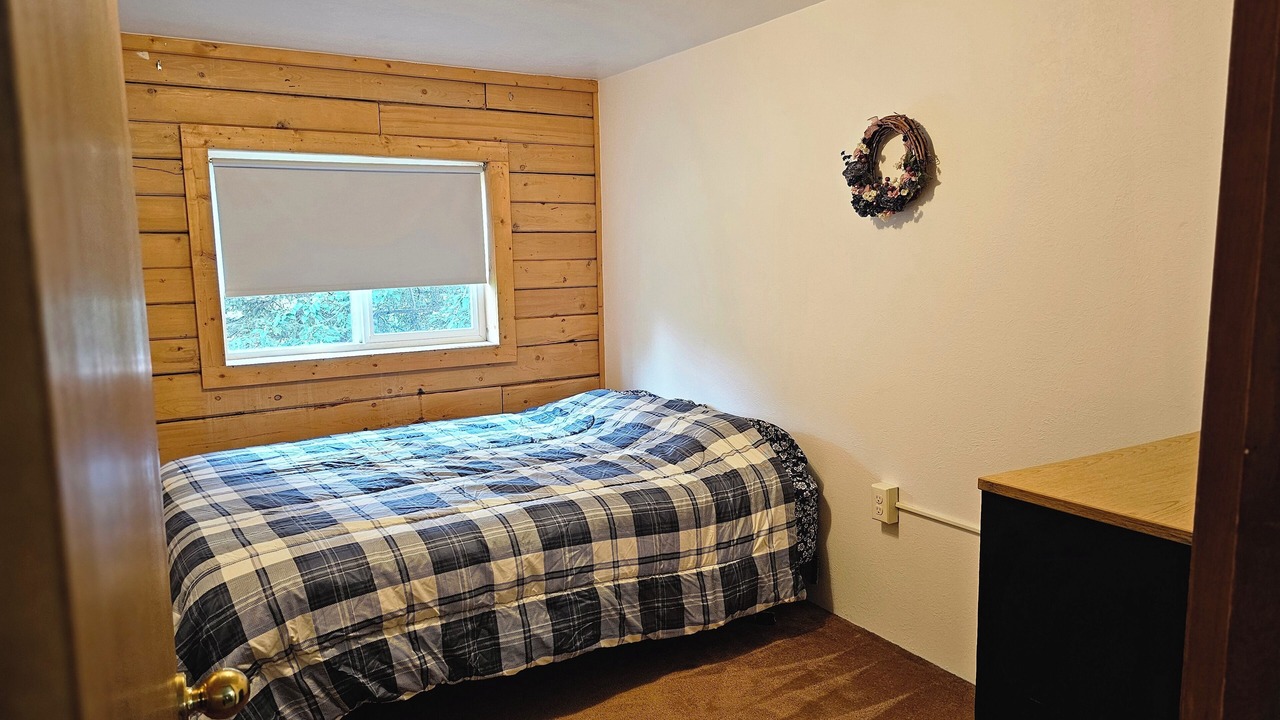 Photo of Bedroom in Kenny Lake
