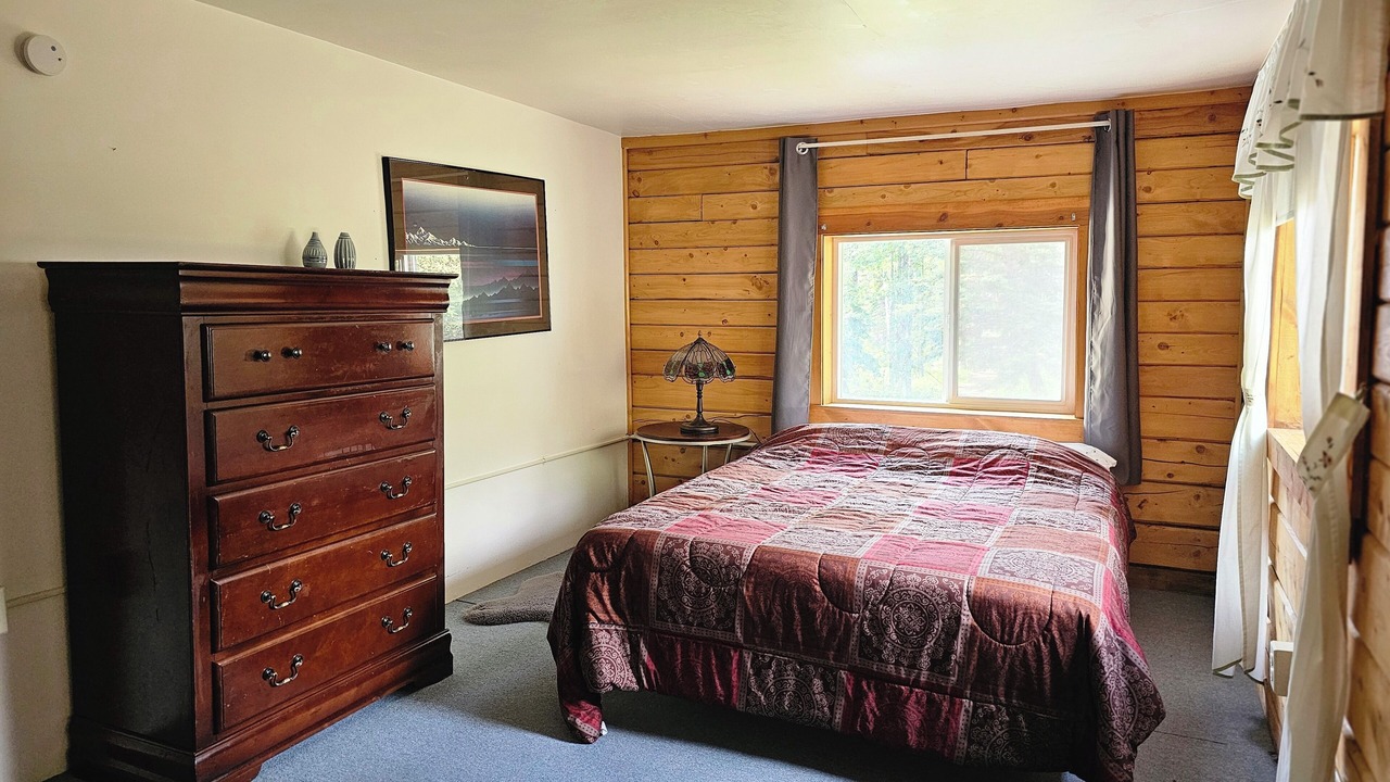 Photo of Bedroom in Kenny Lake