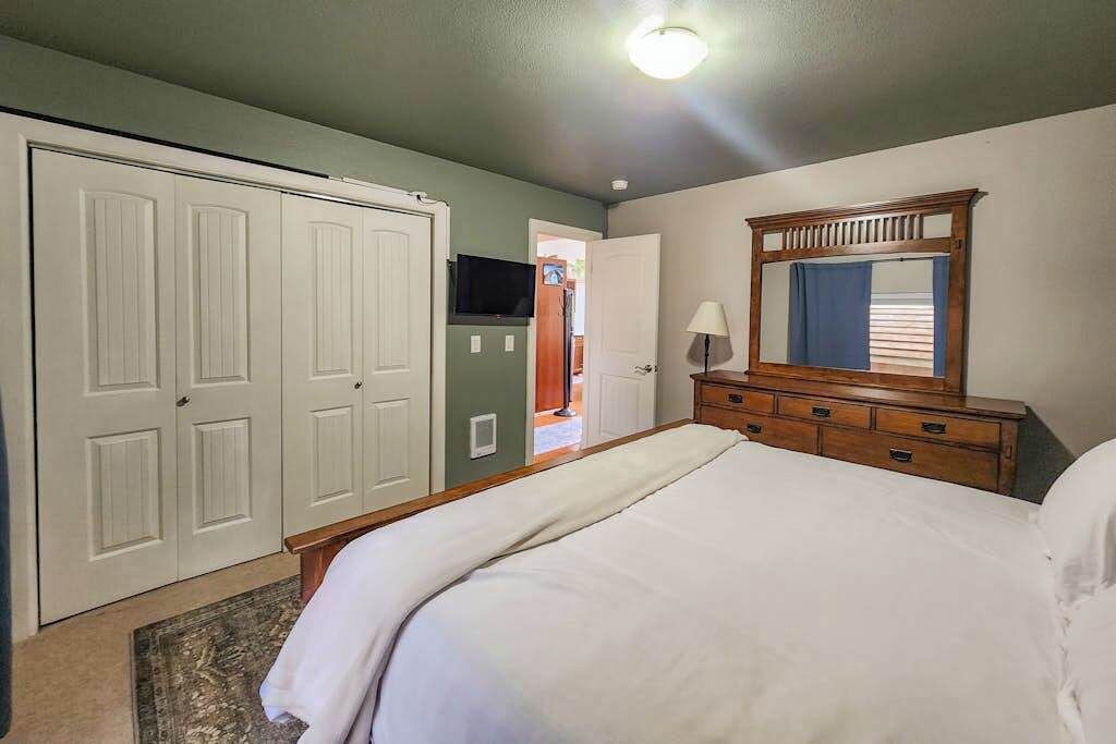 Photo of Bedroom in Girdwood