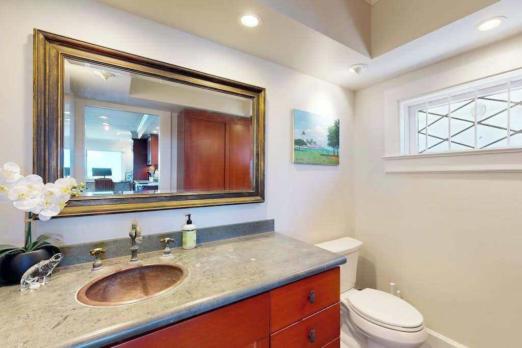 Photo of Bathroom in Diamond Head - Kapahulu - St. Louis