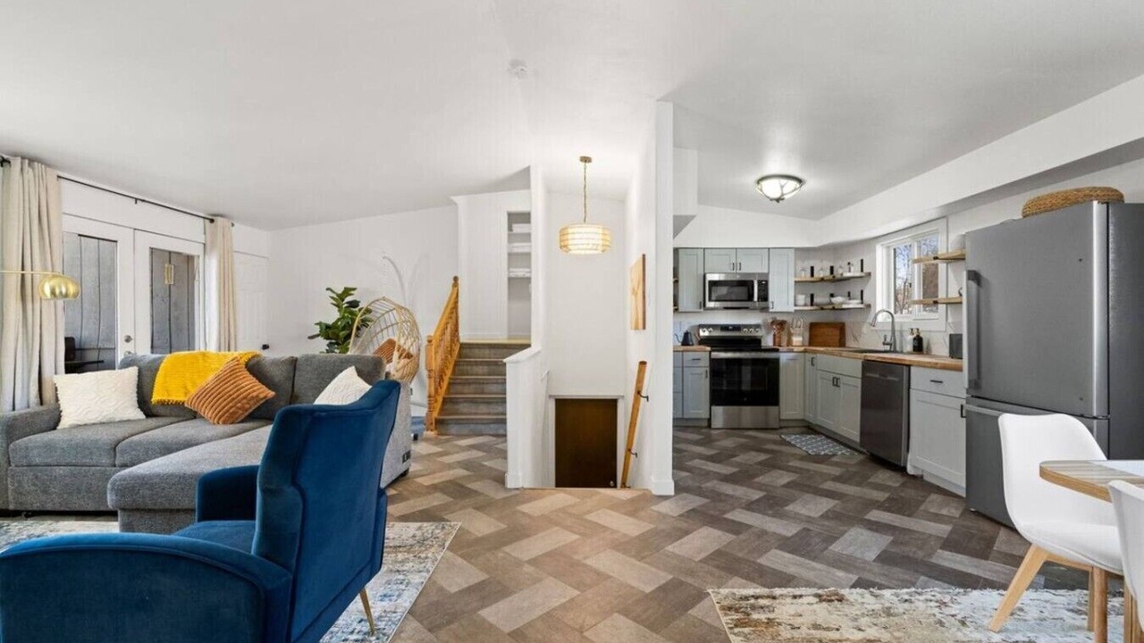 Photo of Livingroom in College
