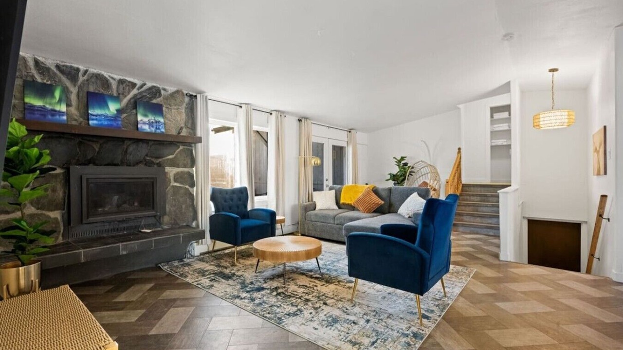 Photo of Livingroom in College