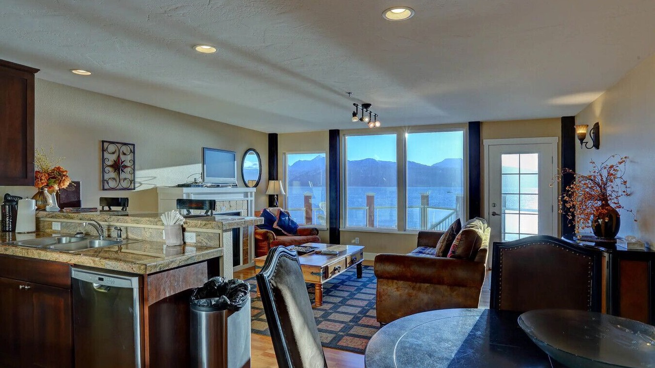 Photo of Livingroom in Homer