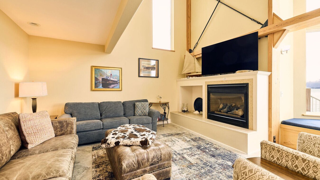 Photo of Livingroom in Homer