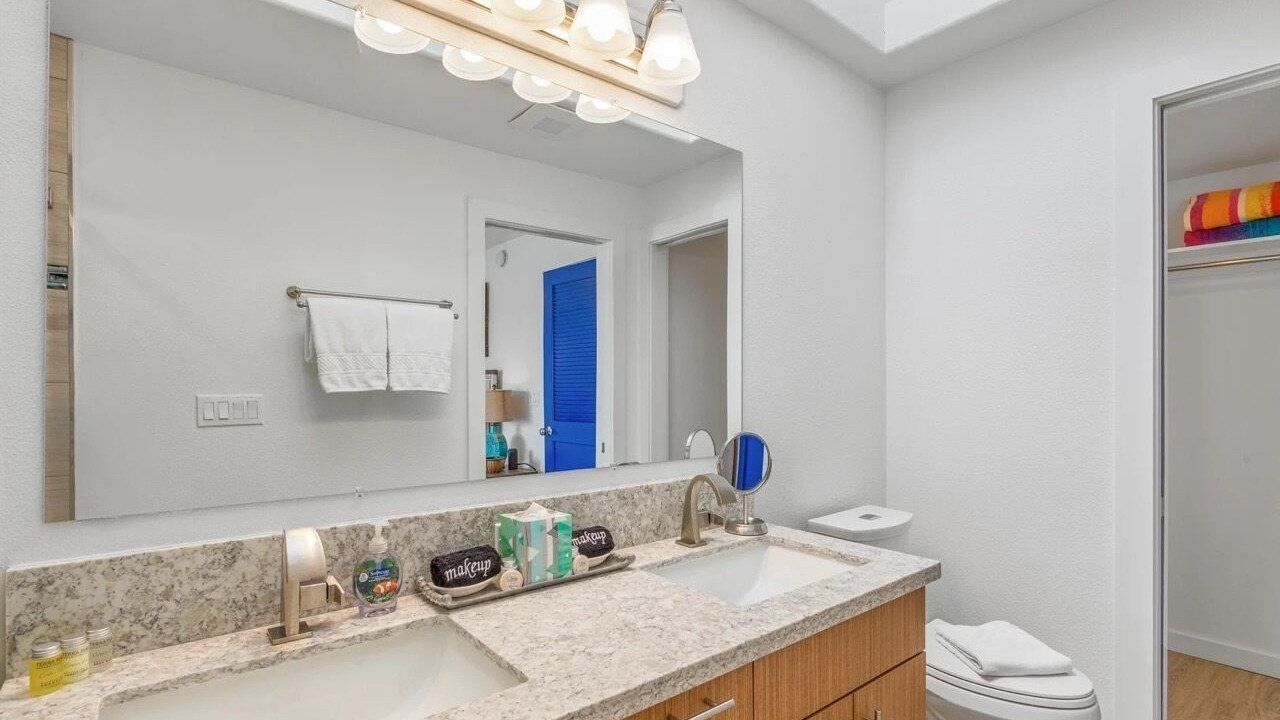 Photo of Bathroom in Historic Lahaina Front Street