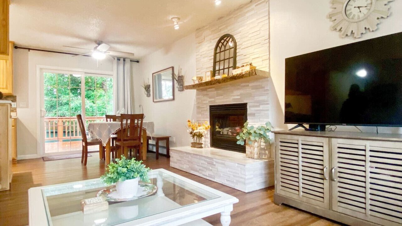 Photo of Livingroom in Taku - Campbell