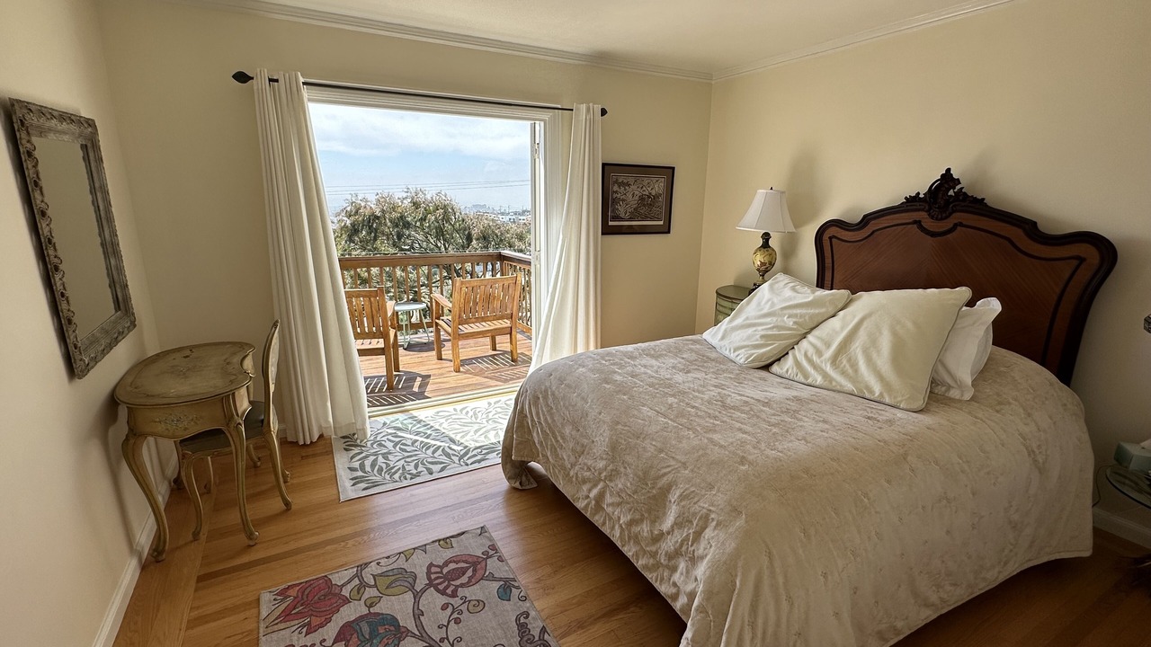 Photo of Bedroom in Miraloma