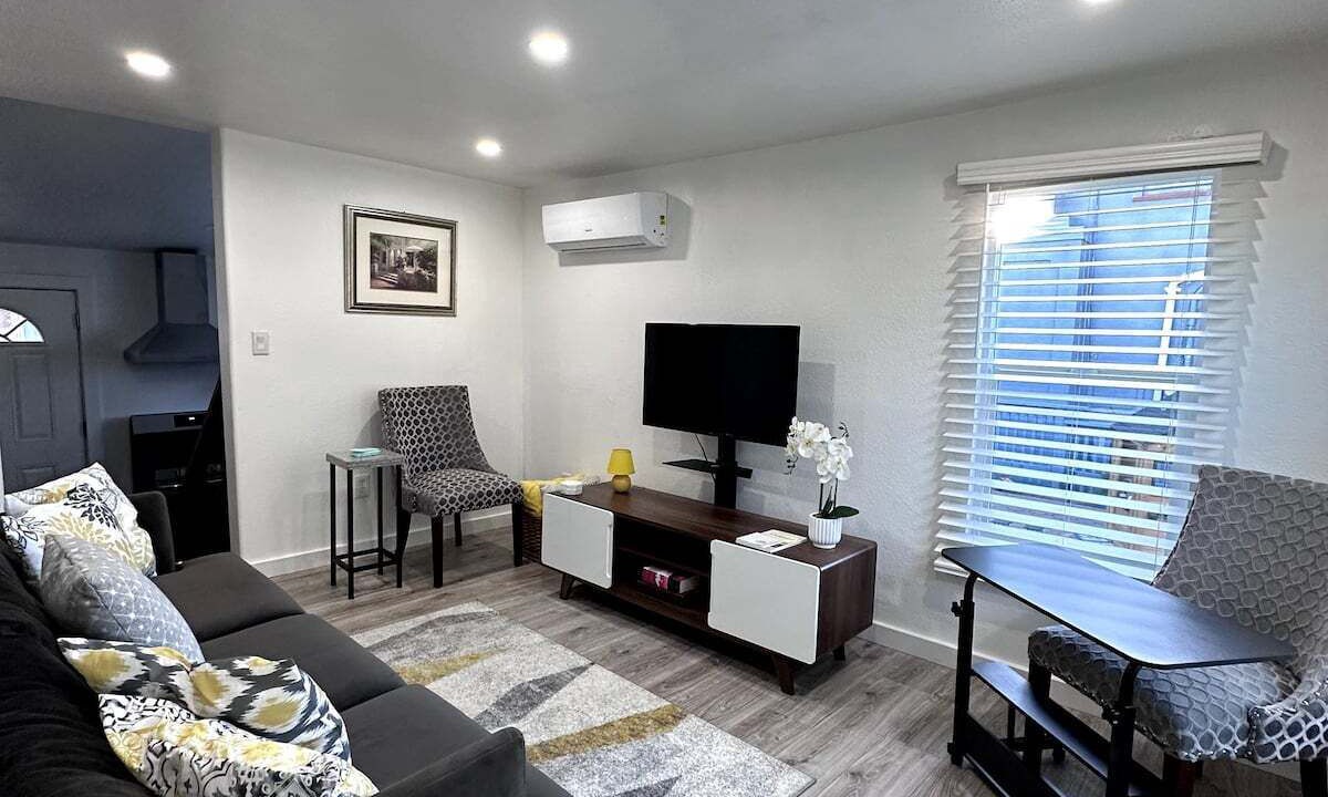 Photo of Livingroom in Longfellow