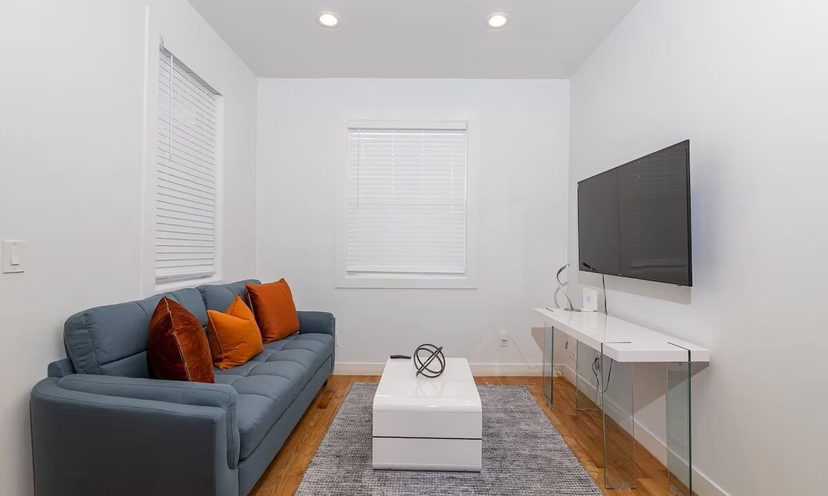 Photo of Livingroom in Ralph Bunche