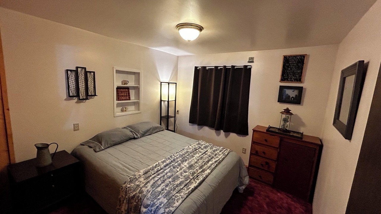 Photo of Bedroom in Kenny Lake