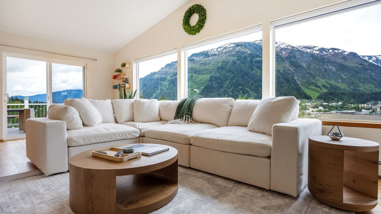 Photo of Livingroom in West Juneau