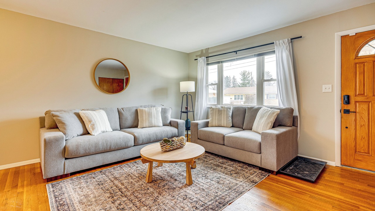 Photo of Livingroom in Summit Station