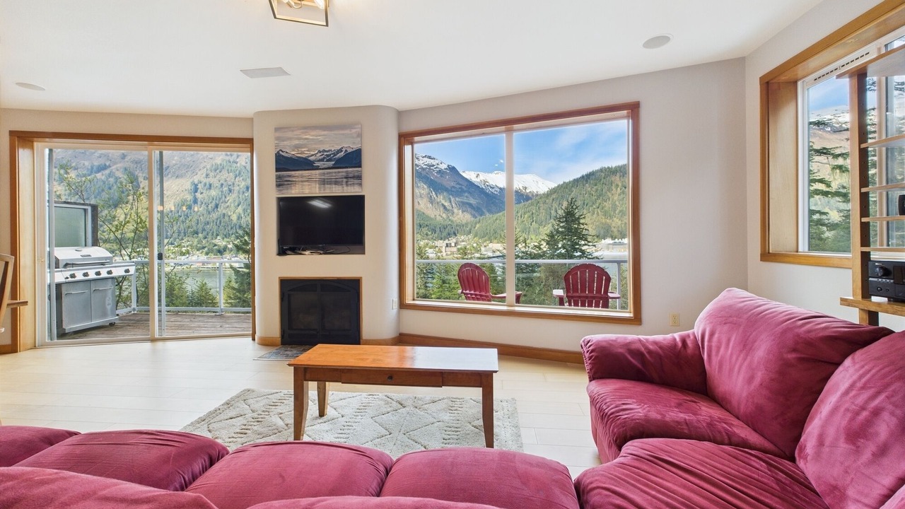 Photo of Livingroom in West Juneau