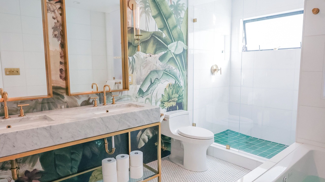 Photo of Bathroom in Suburban Park - Lorelei Manor - Flood Park Triangle