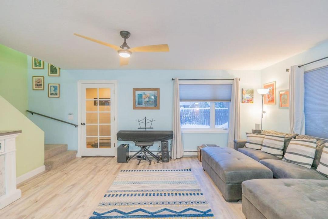Photo of Livingroom in College