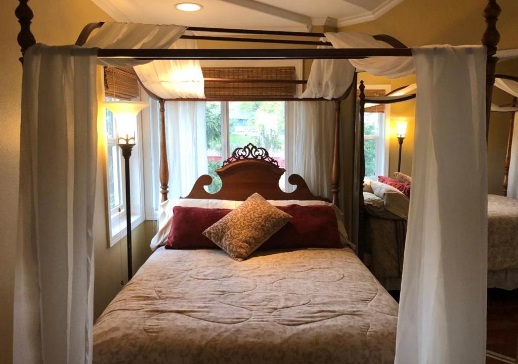 Photo of Bedroom in Mid-Hillside