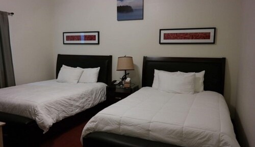 2 Queen Beds, 1 Twin Bed