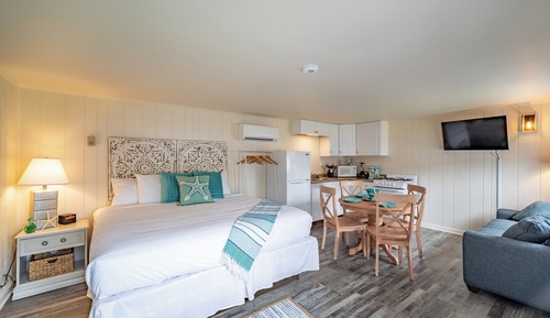 Deluxe Studio, 1 King Bed with Sofa bed, Non Smoking (Cottage King Efficiency)