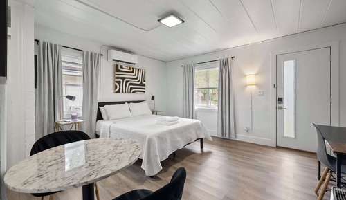 Studio Suite, 1 Queen Bed, Garden View (Chic City Retreat 97)