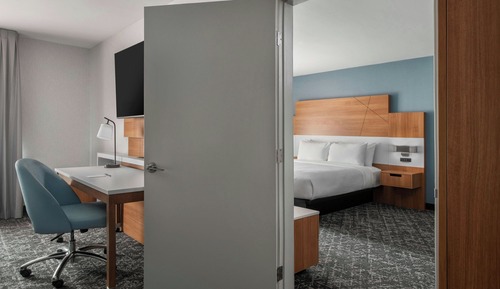 Studio, 1 King Bed, Hearing Accessible (Roll-in Shower)