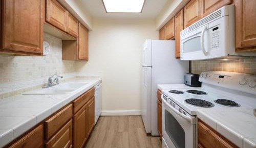 Queen Suite with Sofa Bed, Full Kitchen and Living Room - Non-Smoking