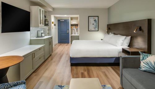Queen Room with Two Queen Beds and Sunrise View - High Floor