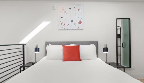 Deluxe Loft (Self Check-in with Virtual Front Desk)