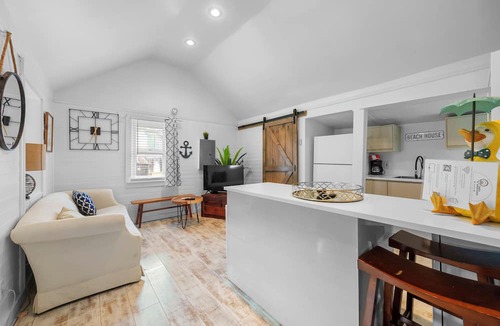 Merion Village Cottage | German Village Beach Bungalow – Chic Studio for 2 Perfect for Couple’s Getaway!