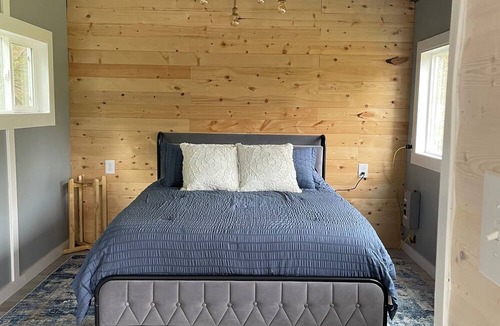 Diamond Ridge Cabin | Dry cabin and 2 horse stalls, ride your horse on the Beach in Homer.