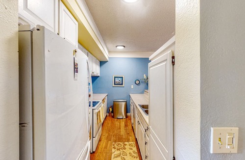 Maunaloa Apartment | Coastal oasis near the beach with pool, balcony, gas grill, lanai & washer/dryer
