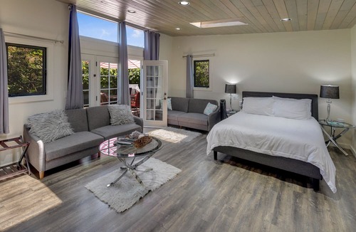 Paradise Valley House | Luxury 6 Bd/4 Ba Retreat house with Outdoor Jacuzzi Near San Francisco/SFO