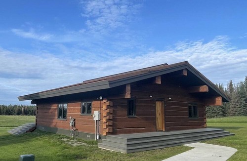 Sterling House | Cozy modern cabin, 15 minutes to town or fishing, spacious yard pet-friendly