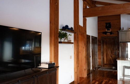 Sterling House | Cozy modern cabin, 15 minutes to town or fishing, spacious yard pet-friendly