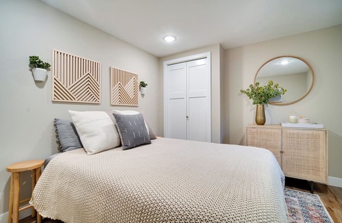 Turnagain Apartment | Alluring Anchorage Apt - Walk to Coastal Trl!