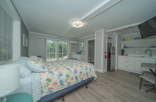 Matlacha Hotel | Pet-Friendly/Family-Friendly Waterfront Vacation Rental + Free Boat Dockage!