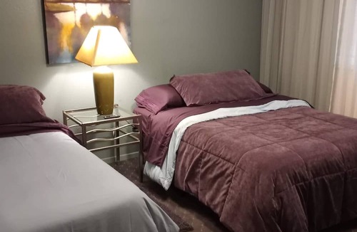 Spenard Apartment | Three Bedroom-5 Beds-Midtown-minutes to Airport- Corporate or Vacation