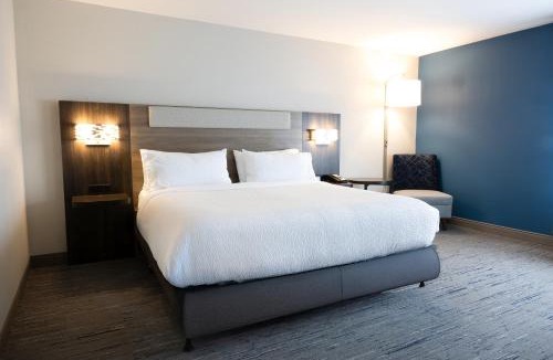 Ontario Hotel | Holiday Inn Express & Suites Mansfield - Ontario by IHG
