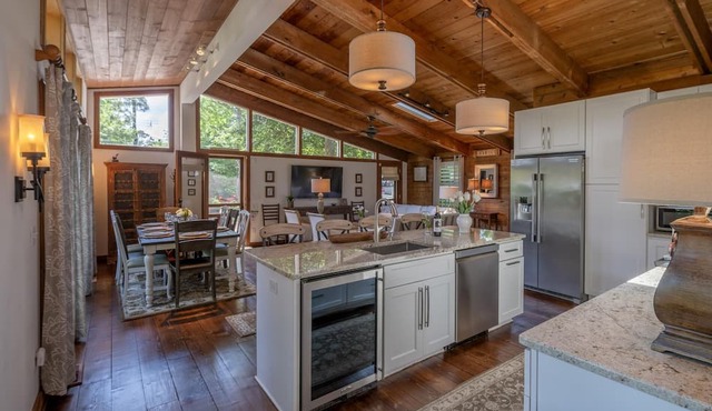 FULLY RENOVATED COTTAGE, BLOCK TO BEACH! 4 bed/3.5 bath-Sleeps 11, Dog Friendly!