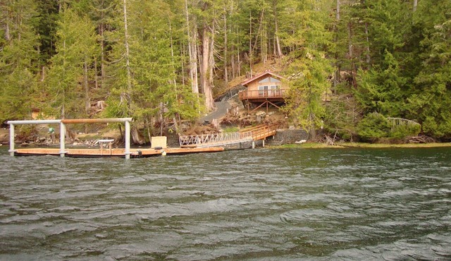 Alaska Paradise. Access by boat only. Private dock, fish & have fun.
