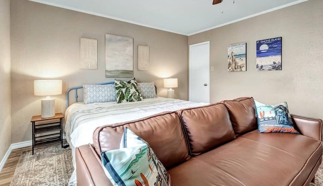 St Simons: 3 Bedroom, Walk to A&M, King Beds