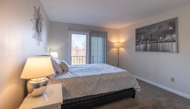 🌃Stylish & Comfy | 5⭐️Location, Views, Queen Beds🌌