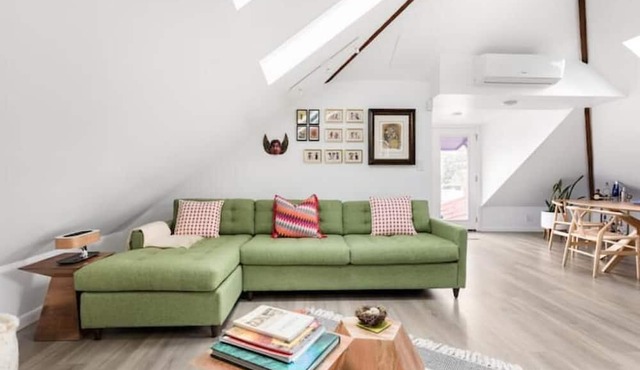 El Nido. Modern Victorian. Private Deck. Gated Parking. Fast, reliable Wi-Fi.